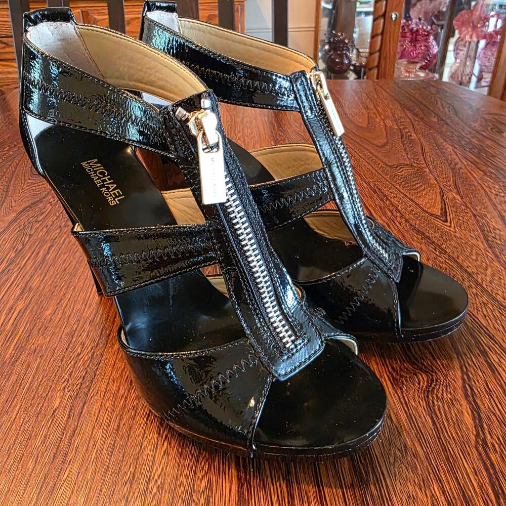 Michale Kors Berkley Black Patent Leather T-Strap Sandal Heels SZ 7 Gold Zipper
